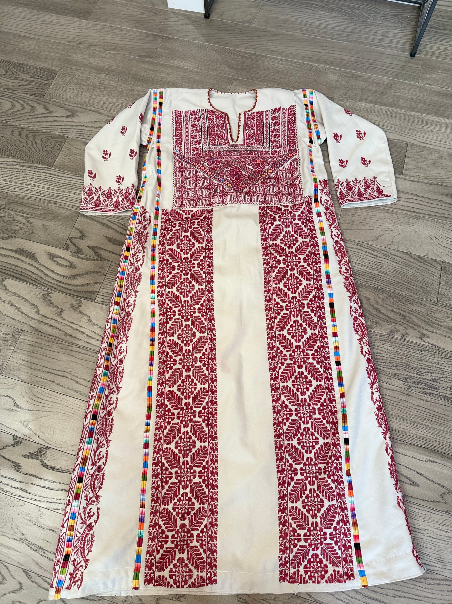 Light grey and Red Thoub