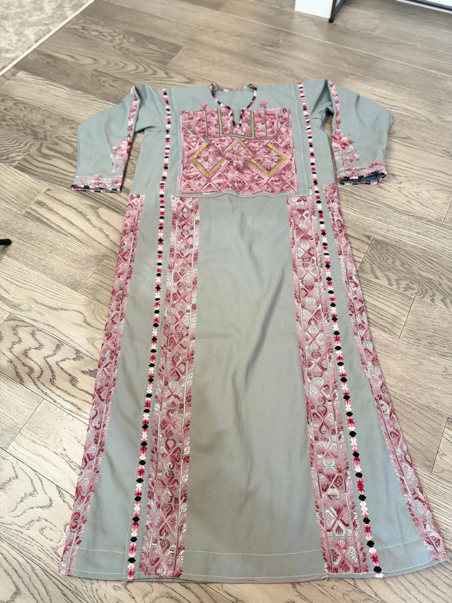 Grey and pink Thoub Zunnar Sitty