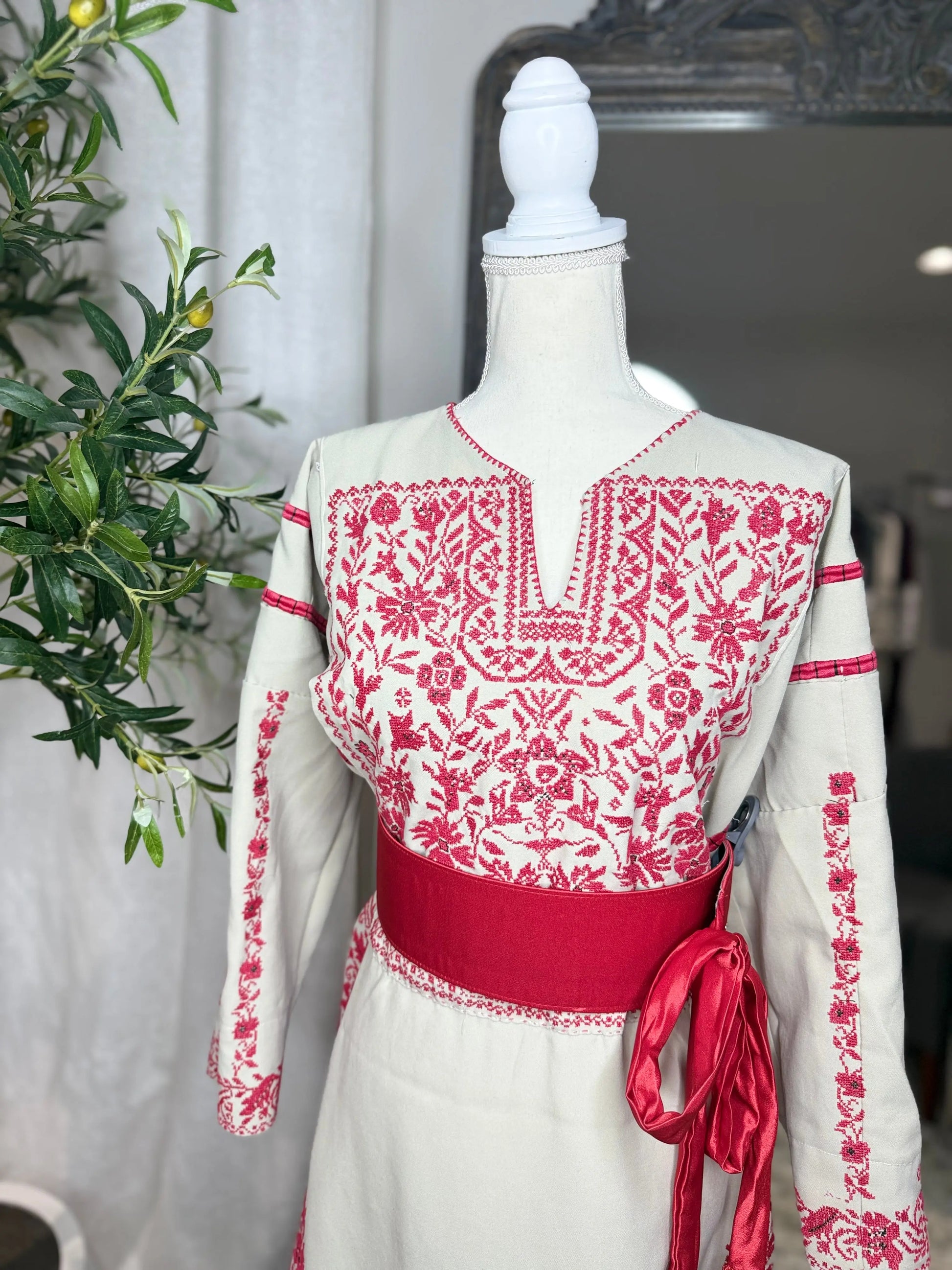 Light Grey and Red Thoub Zunnar Sitty