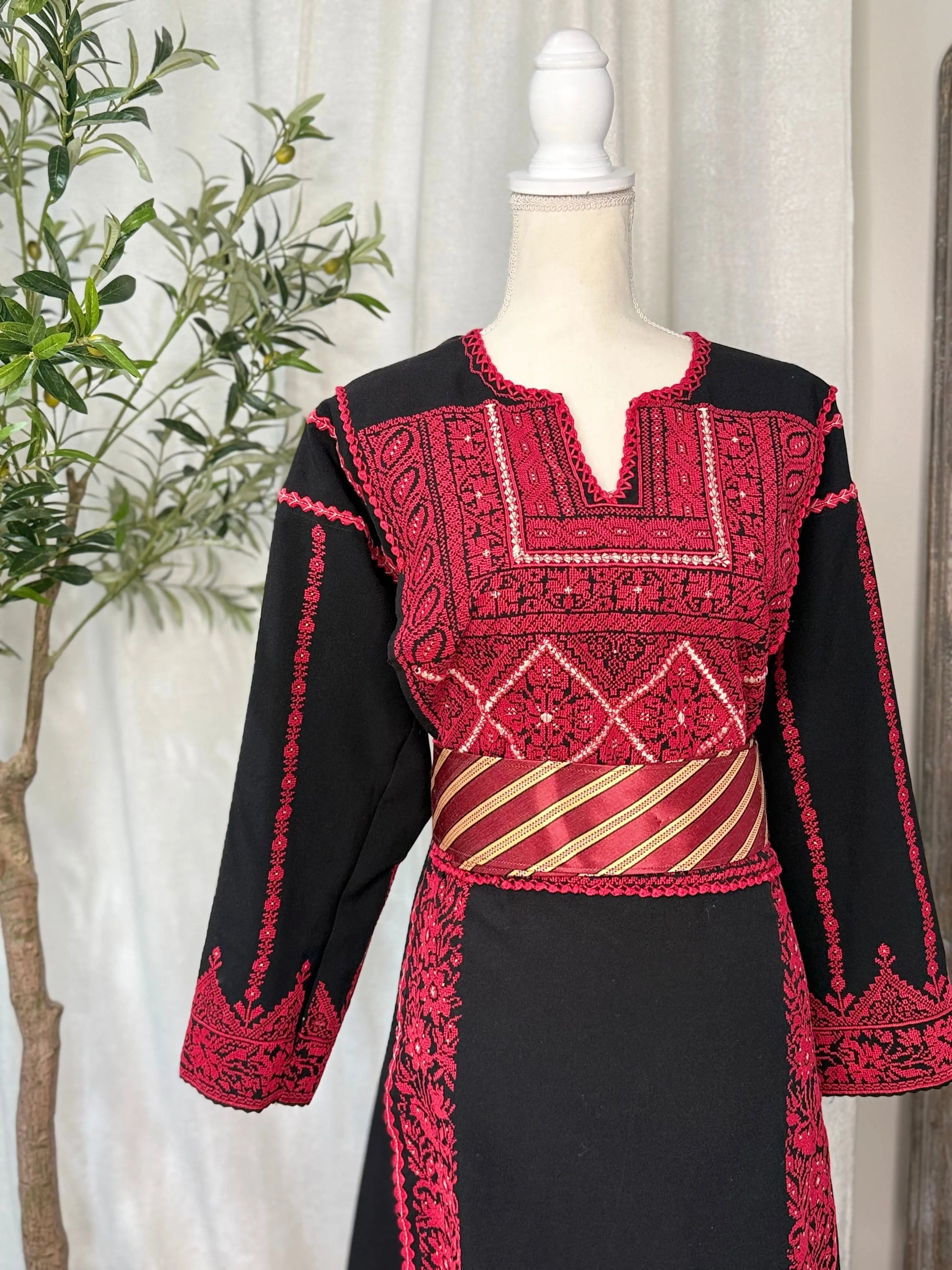 Red and Black Thoub Zunnar Sitty