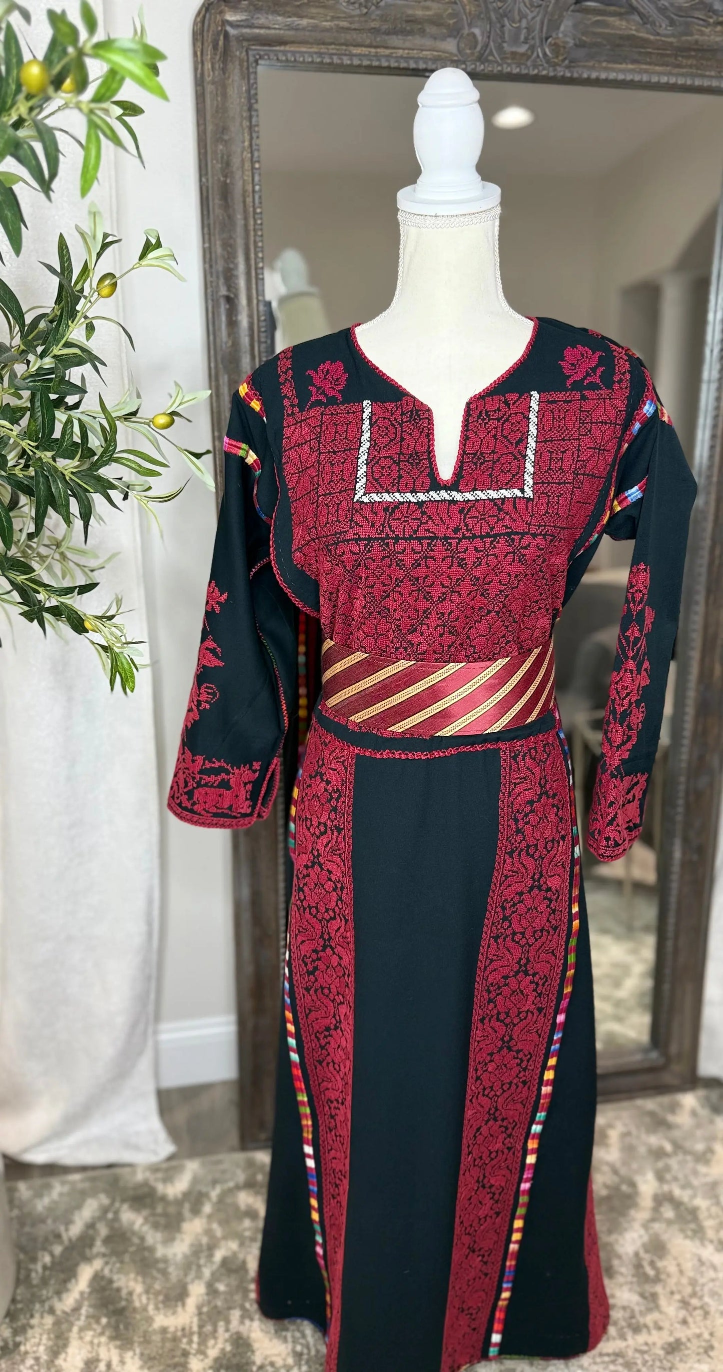 Black and Red Thoub Zunnar Sitty