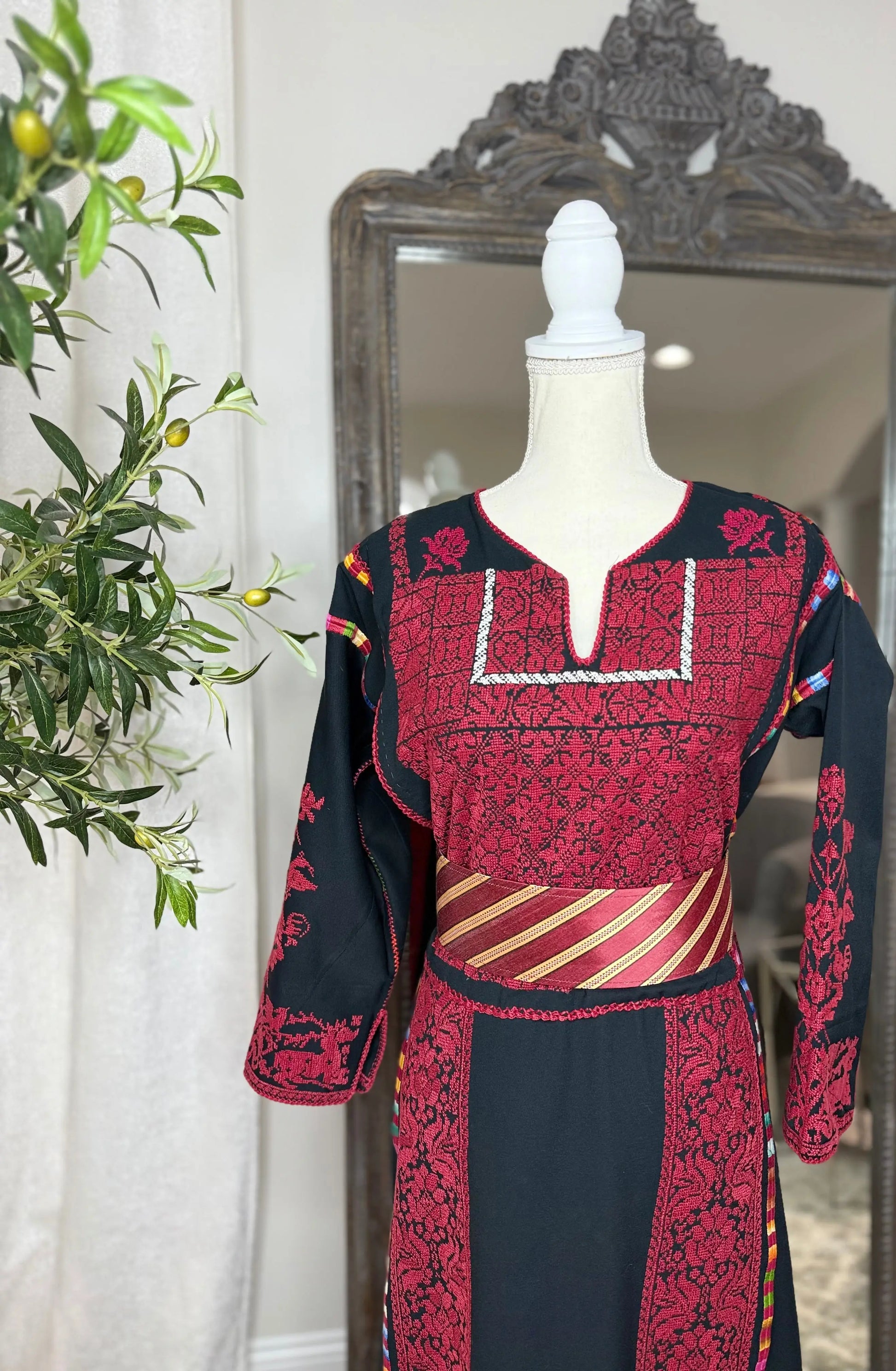 Black and Red Thoub Zunnar Sitty