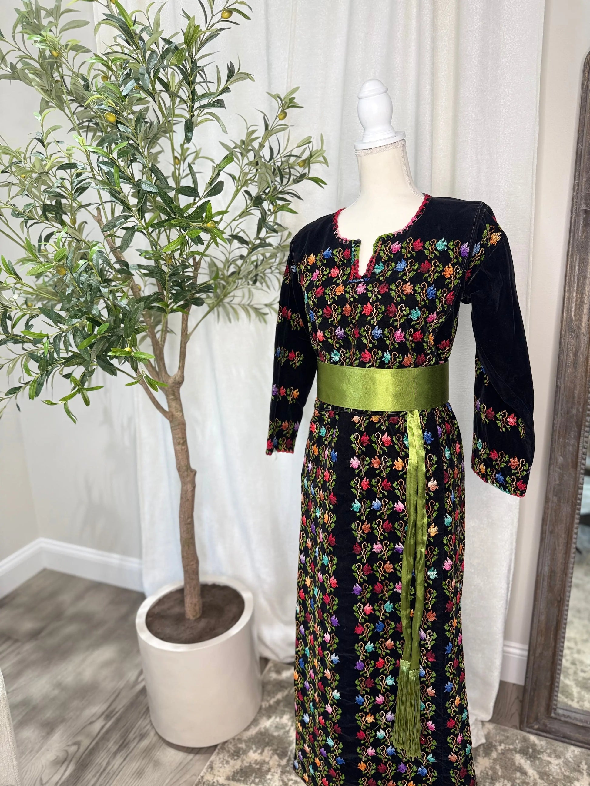 Black Velvet Thoub Zunnar Sitty
