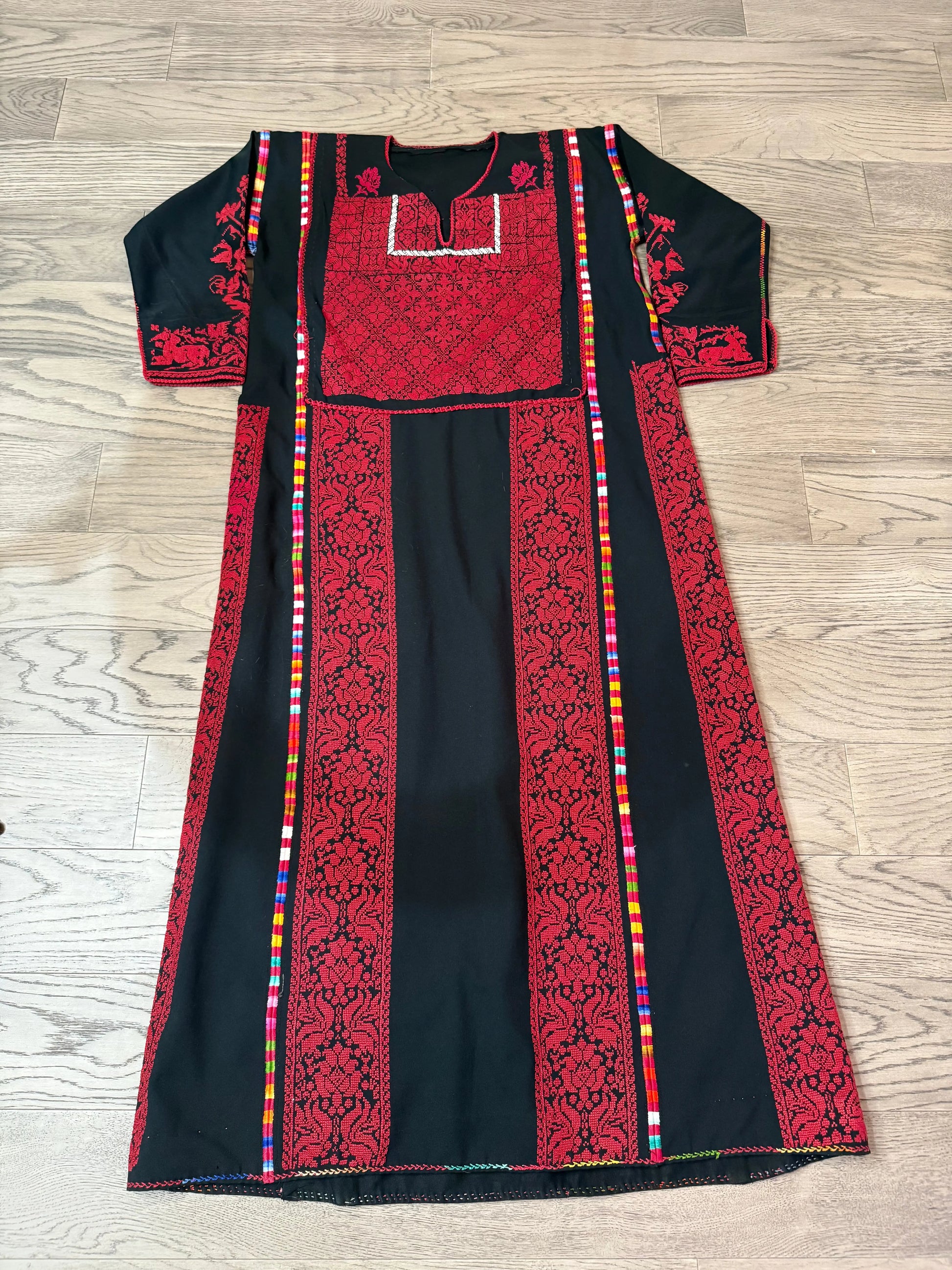 Black and Red Thoub Zunnar Sitty
