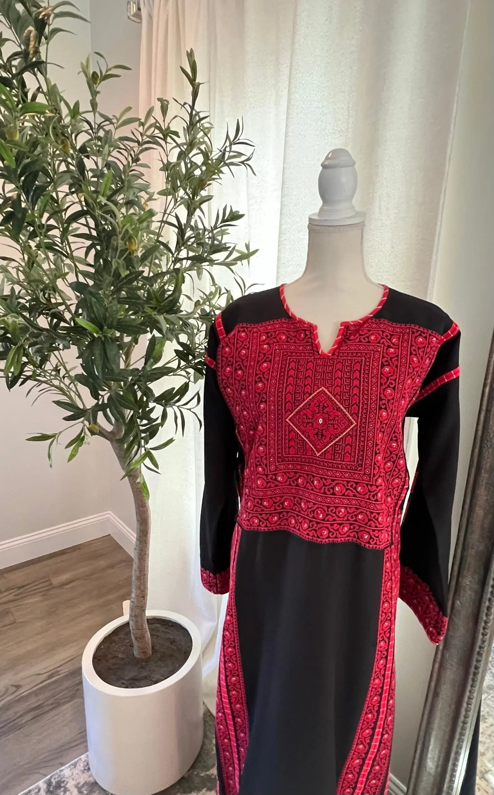 Black and Red Thoub - Zunnar Sitty